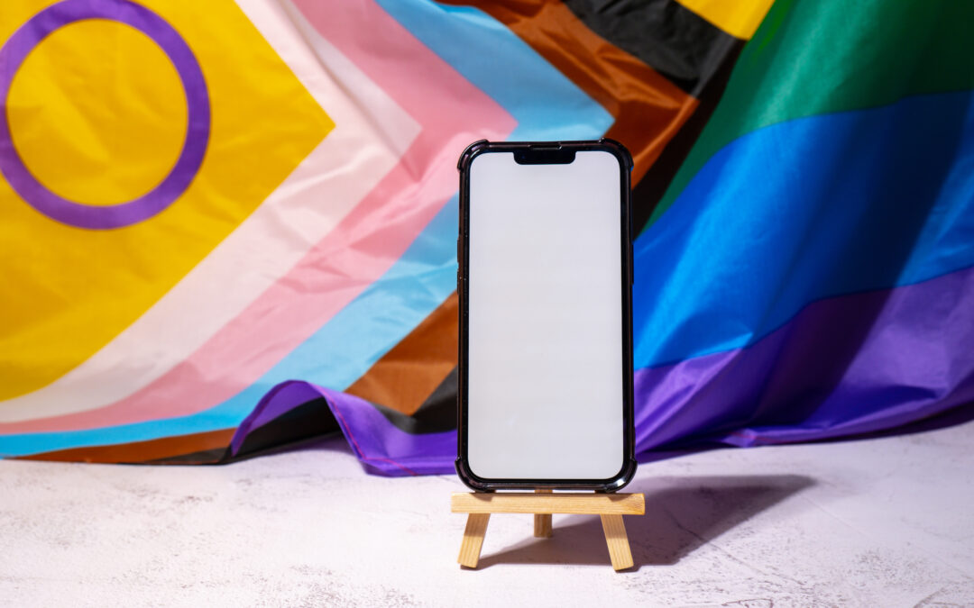 Zdjęcia dzieł sztuki smartfonem – jak kadrować obraz, rzeźbę i detal podczas wizyty w galerii?